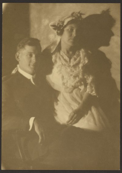[Ritratto di uomo e donna con cappello a fiori] da Louis Fleckenstein