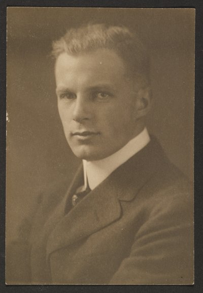 [Ritratto di uomo con taglio alla maschietta]. da Louis Fleckenstein