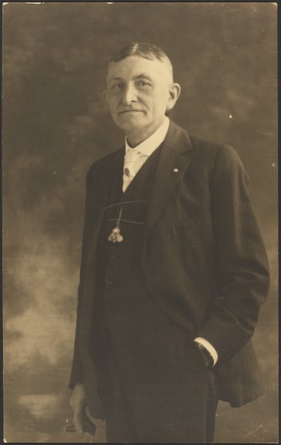 [Ritratto di uomo con orologio ornato] da Louis Fleckenstein