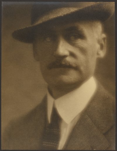[Ritratto di uomo con cappello di paglia]. da Louis Fleckenstein