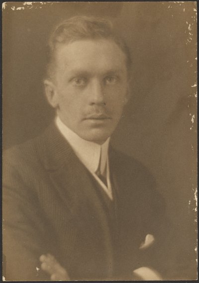 [Ritratto di uomo con baffi sottili]. da Louis Fleckenstein