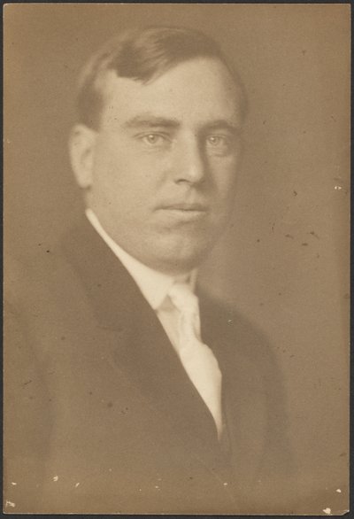 [Ritratto di uomo con cravatta bianca]. da Louis Fleckenstein