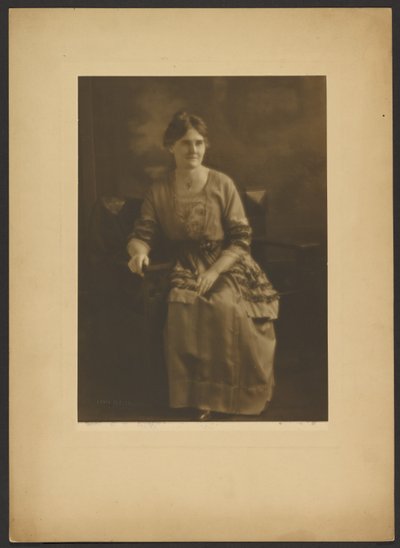 [Ritratto di donna seduta in abito con accenti di nastro]. da Louis Fleckenstein