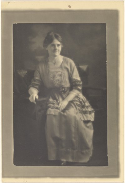 [Ritratto di donna seduta in abito con accenti di nastro]. da Louis Fleckenstein