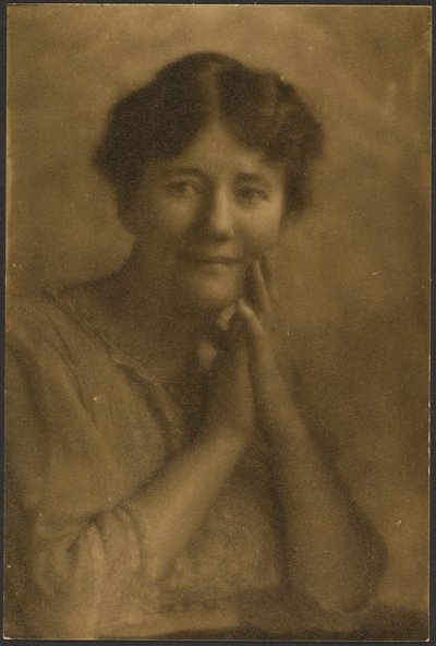 [Ritratto di donna che stringe le mani al viso]. da Louis Fleckenstein