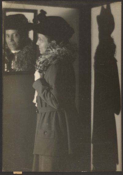 [Ritratto di donna, il suo riflesso e la sua ombra]. da Louis Fleckenstein
