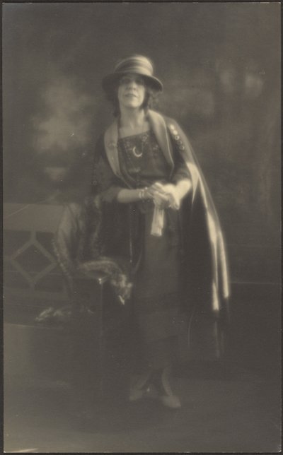 [Ritratto di donna appoggiata a una panchina]. da Louis Fleckenstein