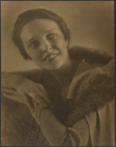 [Ritratto di donna appoggiata alla sedia] da Louis Fleckenstein