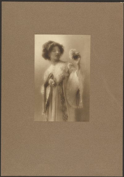 [Ritratto di donna in abito plissettato] da Louis Fleckenstein