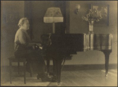 [Ritratto di una donna seduta al pianoforte] da Louis Fleckenstein