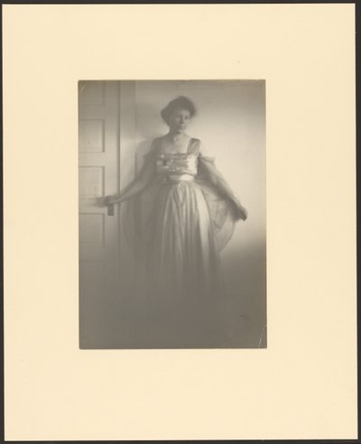 [Ritratto di donna in piedi davanti alla porta] da Louis Fleckenstein