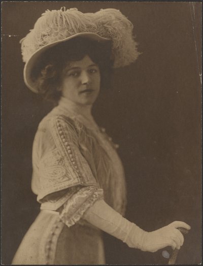[Ritratto di donna in piedi con ombrello]. da Louis Fleckenstein