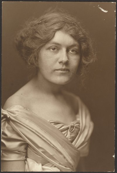 [Ritratto di donna in abito da cerimonia] da Louis Fleckenstein
