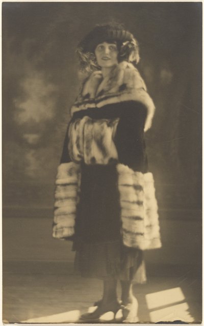 [Ritratto di donna con cappotto di pelliccia e manicotto]. da Louis Fleckenstein
