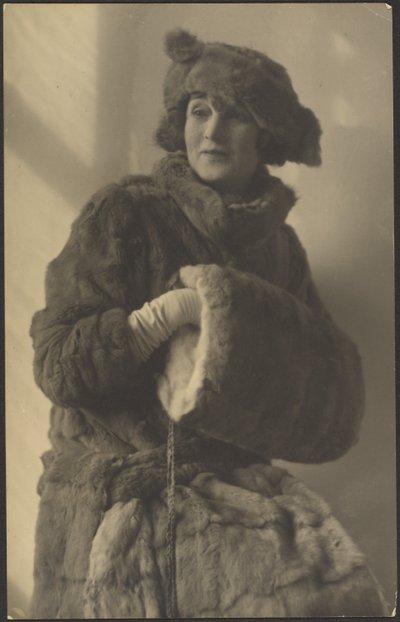 [Ritratto di donna in pelliccia con muffa] da Louis Fleckenstein