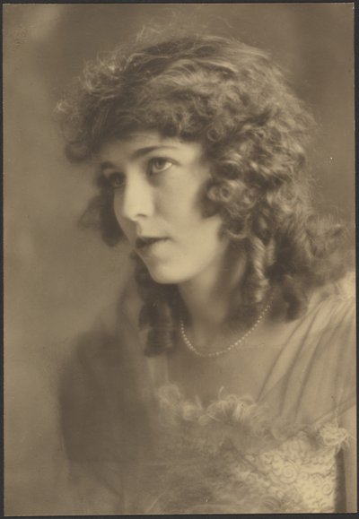 [Ritratto di donna con scialle di garza]. da Louis Fleckenstein