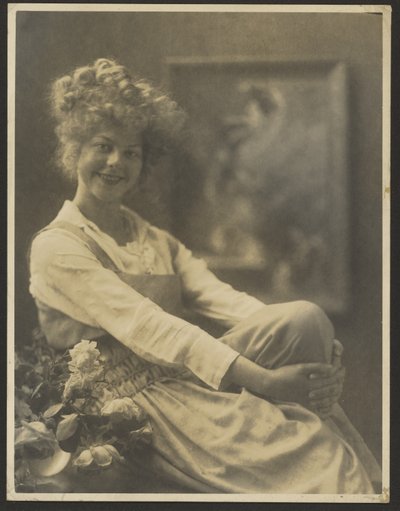 [Ritratto di donna con grembiule e fiori]. da Louis Fleckenstein