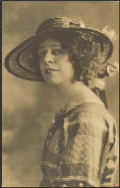 [Ritratto di donna in abito a quadri] da Louis Fleckenstein