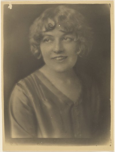 [Ritratto di donna in camicia di raso] da Louis Fleckenstein
