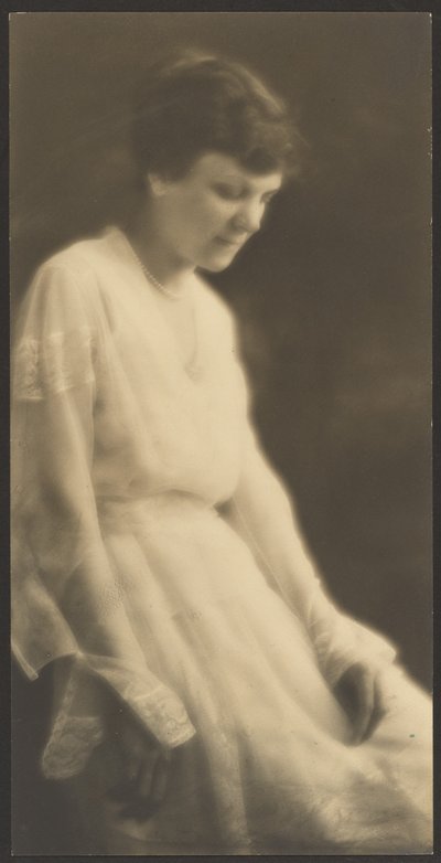 [Ritratto di donna in abito bianco con pizzo] da Louis Fleckenstein