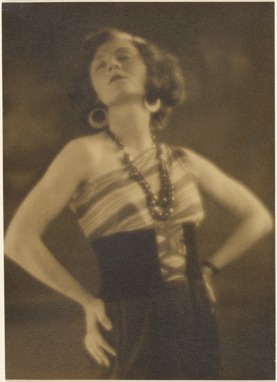 [Ritratto di una donna con le braccia sui fianchi] da Louis Fleckenstein