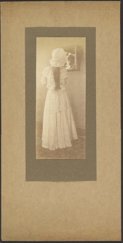 [Ritratto di donna con cappellino allo specchio] da Louis Fleckenstein