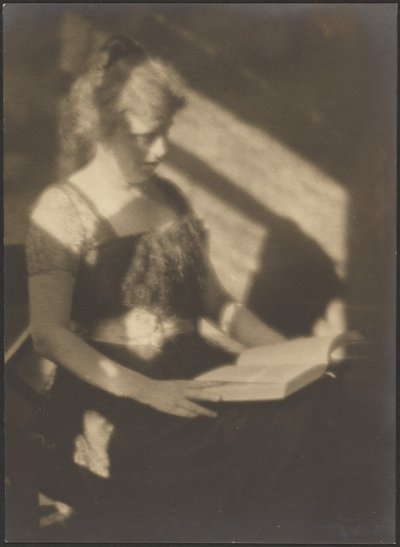 [Ritratto di donna con libro] da Louis Fleckenstein