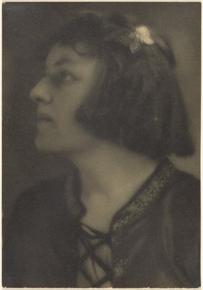 [Ritratto di donna con fermacapelli a farfalla] da Louis Fleckenstein
