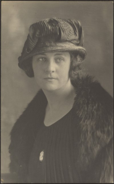 [Ritratto di donna con spilla da cammeo] da Louis Fleckenstein