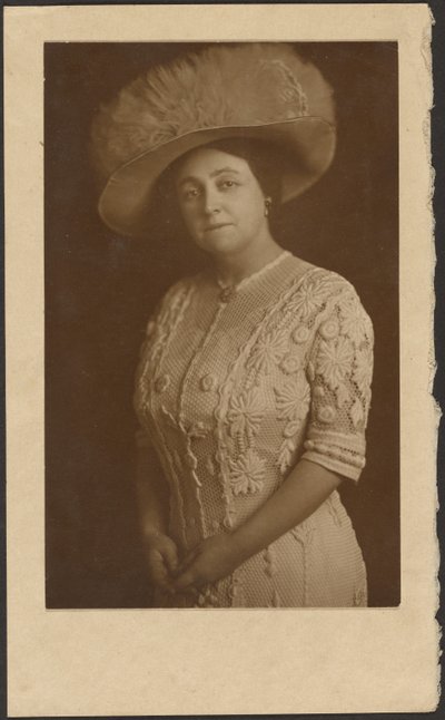 [Ritratto di donna con elaborato cappello di tulle]. da Louis Fleckenstein