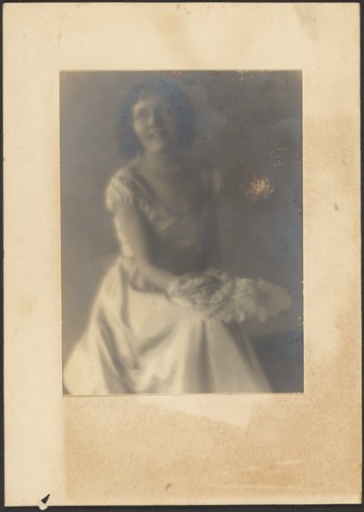 [Ritratto di donna con ventaglio di piume] da Louis Fleckenstein