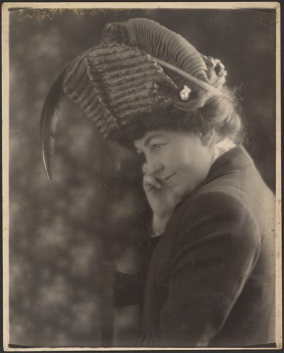 [Ritratto di donna con cappello di piume] da Louis Fleckenstein