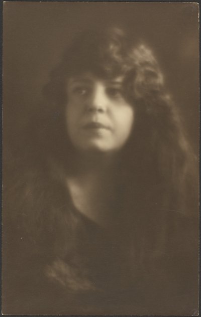 [Ritratto di donna con i capelli sciolti] da Louis Fleckenstein