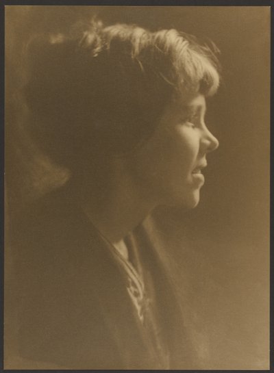 [Ritratto di donna con i capelli raccolti in una crocchia]. da Louis Fleckenstein