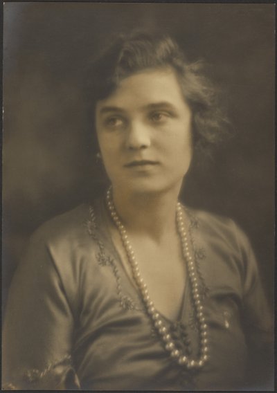 [Ritratto di donna con grandi perle] da Louis Fleckenstein