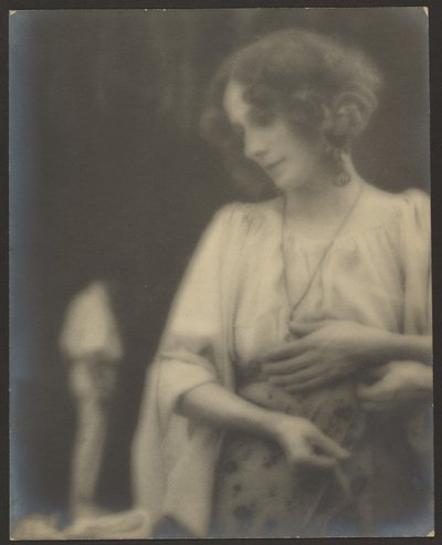 [Ritratto di donna con maniche sciolte]. da Louis Fleckenstein