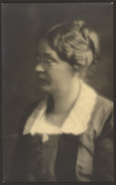 [Ritratto di donna con libro aperto (ritagliato)]. da Louis Fleckenstein