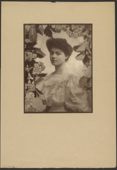 [Ritratto di donna con bordo floreale dipinto]. da Louis Fleckenstein