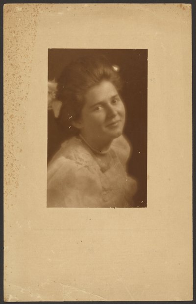 [Ritratto di donna con nastro di capelli bianchi]. da Louis Fleckenstein