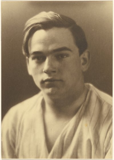 [Ritratto di giovane uomo con camicia a righe]. da Louis Fleckenstein