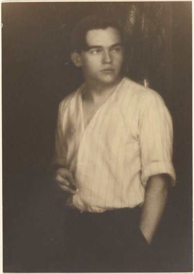 [Ritratto di un giovane con camicia a righe e sigaretta]. da Louis Fleckenstein