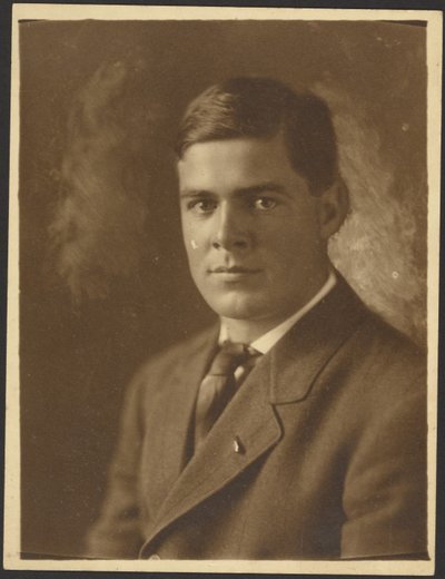 [Ritratto di giovane uomo con spilla da bavero]. da Louis Fleckenstein