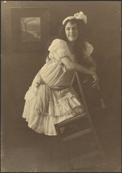 [Ritratto di giovane donna con sedia] da Louis Fleckenstein