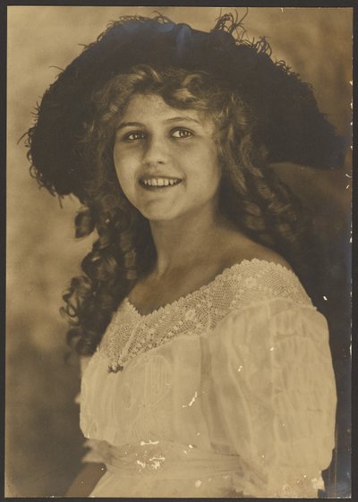 [Ritratto di giovane donna con riccioli a cavatappi]. da Louis Fleckenstein