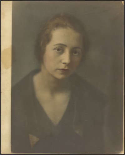 [Ritratto di giovane donna a braccia incrociate] da Louis Fleckenstein