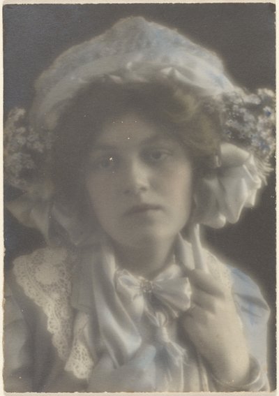 [Ritratto di giovane donna con cappello elegante] da Louis Fleckenstein