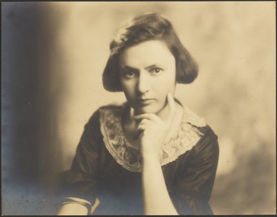 [Ritratto di giovane donna con colletto di pizzo] da Louis Fleckenstein