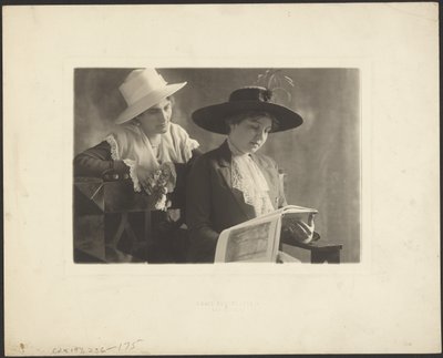 [Ritratto di due donne con libro] da Louis Fleckenstein