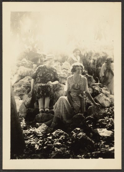 [Tre donne sulle rocce] da Louis Fleckenstein
