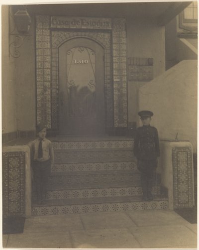 [Due ragazzi davanti allo studio di Fleckenstein a Long Beach, CA]. da Louis Fleckenstein